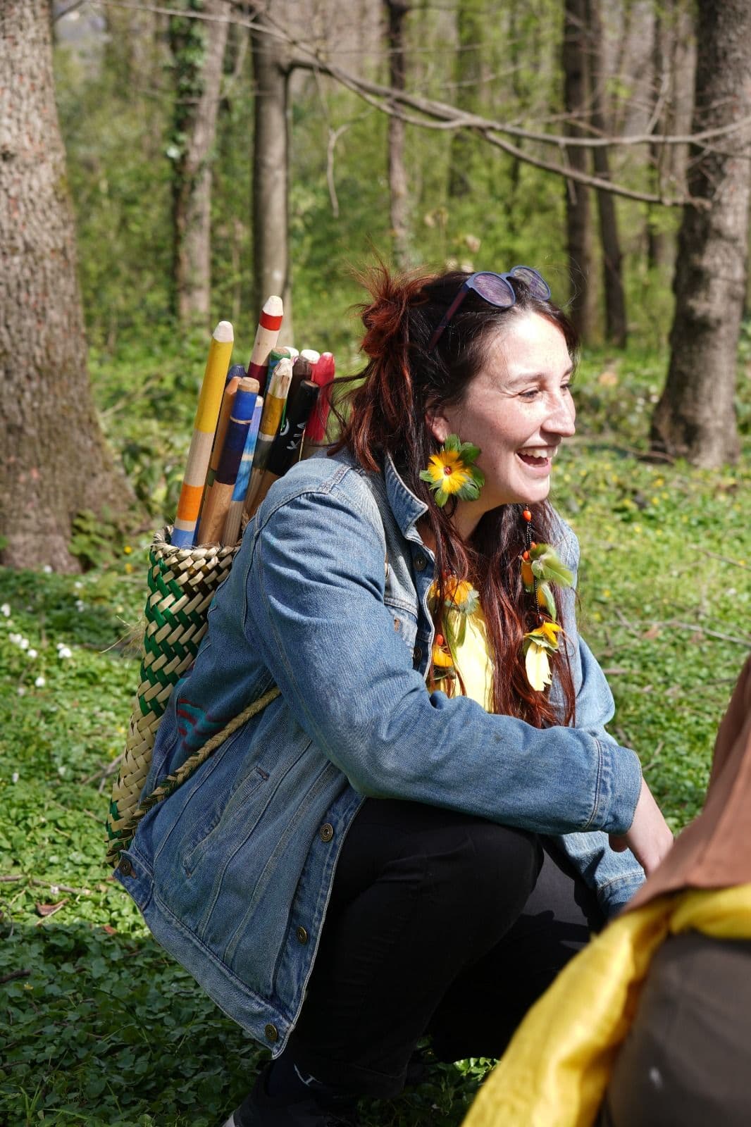Valentina nel bosco con cesto di bastoni